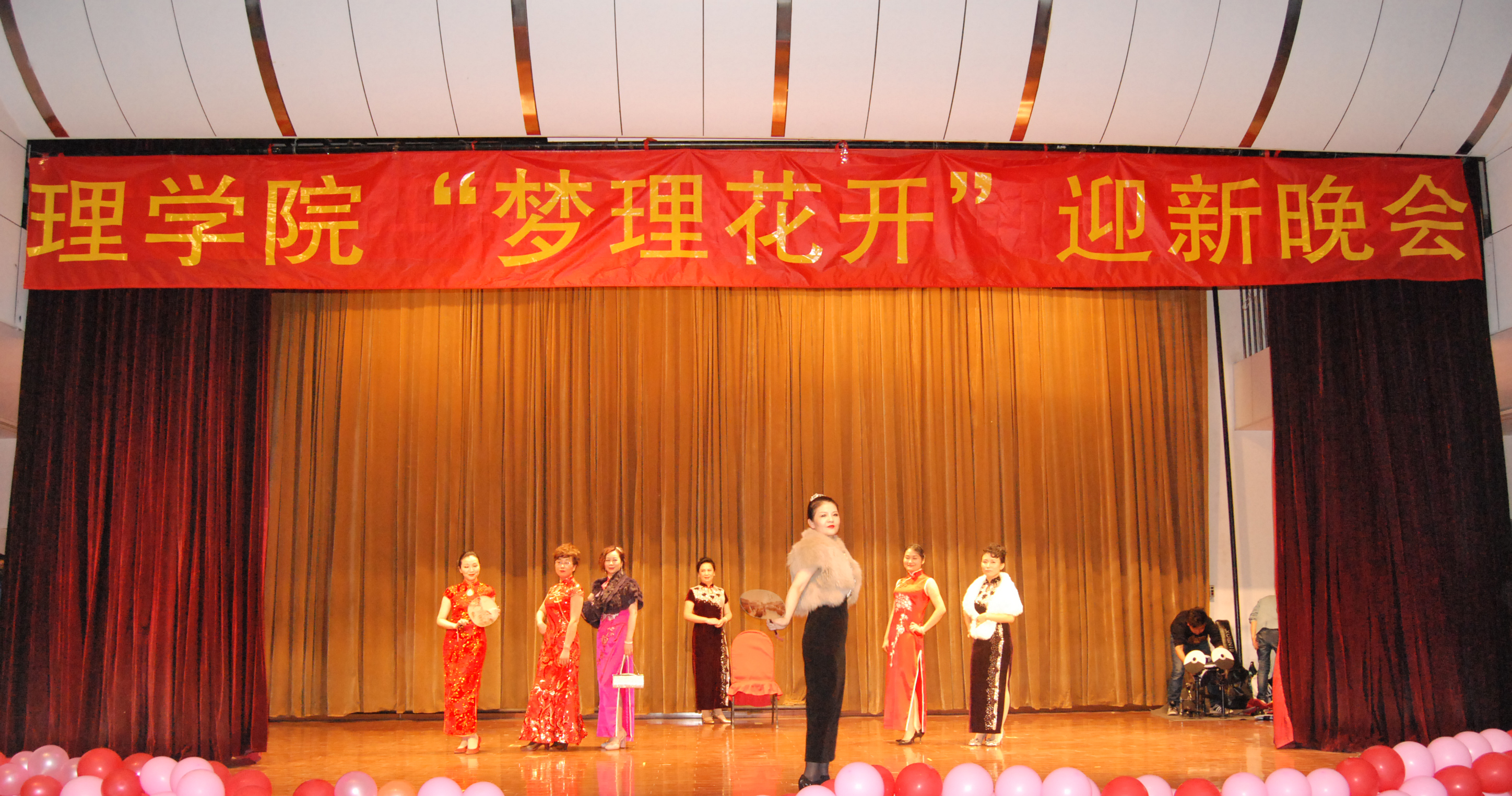 “梦理花开，灼灼盛放”公司2015年迎新晚会隆重举行