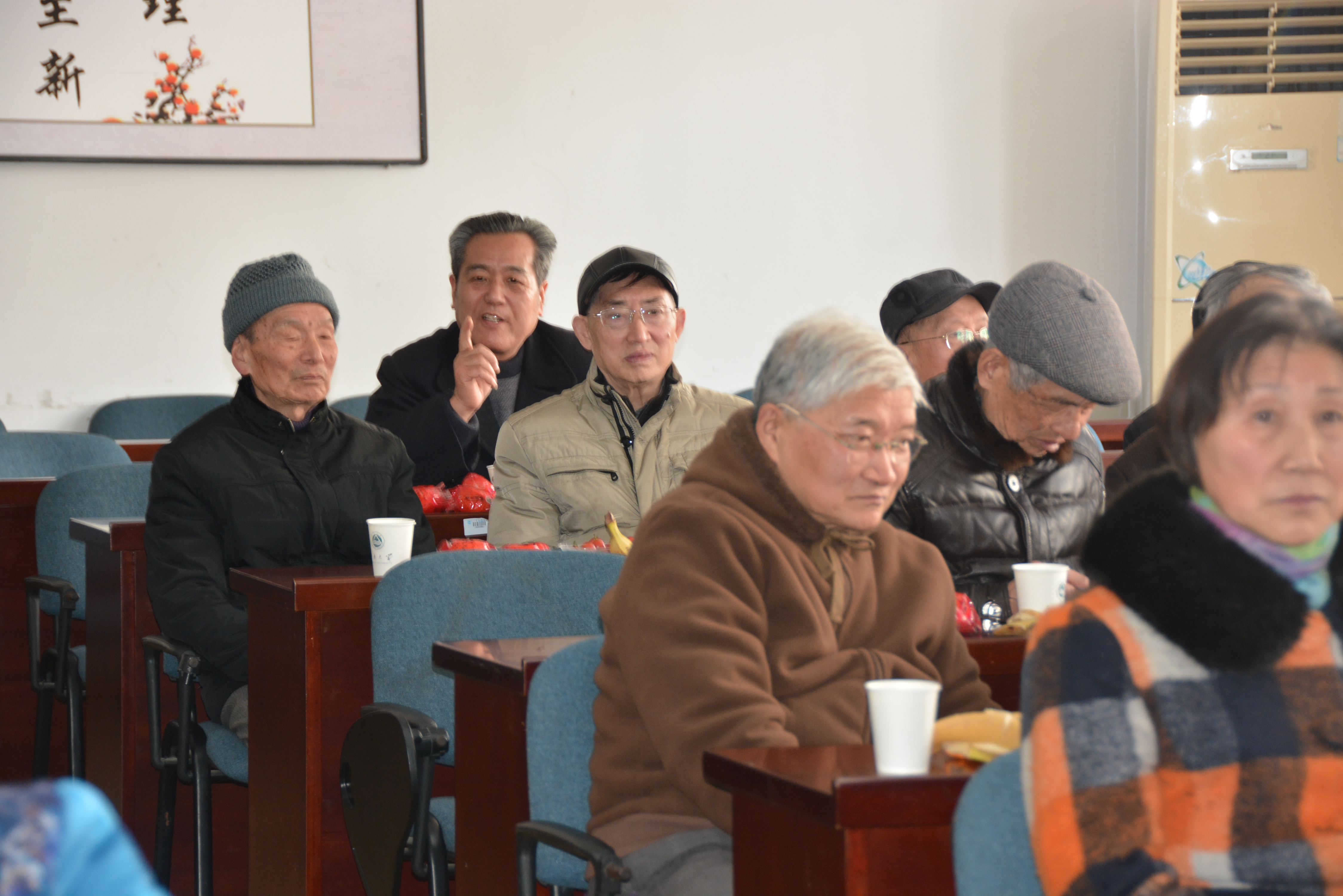 公司召开离退休教师座谈会