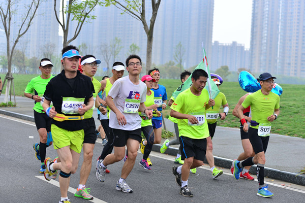 公司师生踊跃参加2014年无锡国际马拉松赛