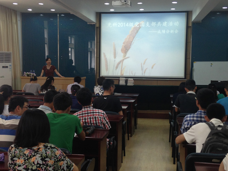 2001级员工向2014级学弟学妹捐赠书籍